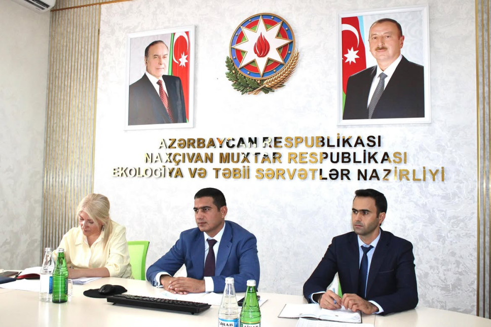 Naxçıvan Muxtar Respublikasının ekologiya və təbii sərvətlər naziri Xanlar Mustafayev 📍Nazirliyin inzibati binasında vətəndaşları qəbul edib.